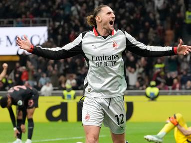 Pemain AC Milan, Adrien Rabiot, melakukan selebrasi setelah mencetak gol ke gawang Torino pada laga Liga Italia di Stadion San Siro, Minggu (22/3/2026) dini hari WIB. (AP Photo/Luca Bruno)