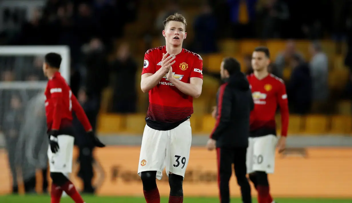 Pemain Manchester United Scott McTominay bertepuk tangan kepada penonton setelah kalah dari Wolverhampton Wanderers pada laga pekan ke-33 Liga Inggris di Stadion Molineux, Wolverhampton, Inggris, Selasa (2/4). (Reuters/Andrew Boyers)
