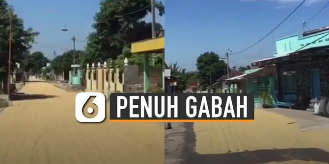 VIDEO: Duh, Pemotor Kesulitan Melintas Gara-Gara Gabah Penuhi Jalanan