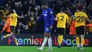 Striker Wolverhampton, Raul Jimenez, merayakan gol yang dicetaknya ke gawang Chelsea pada laga Premier League di Stadion Molineux Wolves, Kamis (5/12). Wolves menang 2-1 atas Chelsea. (AFP/Geoff Caddick)
