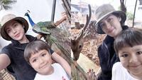 Jessica Iskandar main ke kebun binatang (Sumber: Instagram/inijedar)