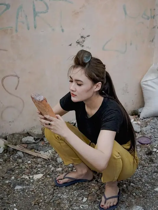 Pakai sandal jepit memang paling nyaman saat di rumah. Nella sudah membuktikannya. [Instagram/nellakharisma]