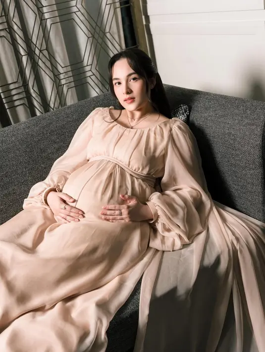 Chelsea Islan tampil begitu anggun dengan pesona keibuan yang khas dalam balutan daun panjang nude [@chelseaislan]