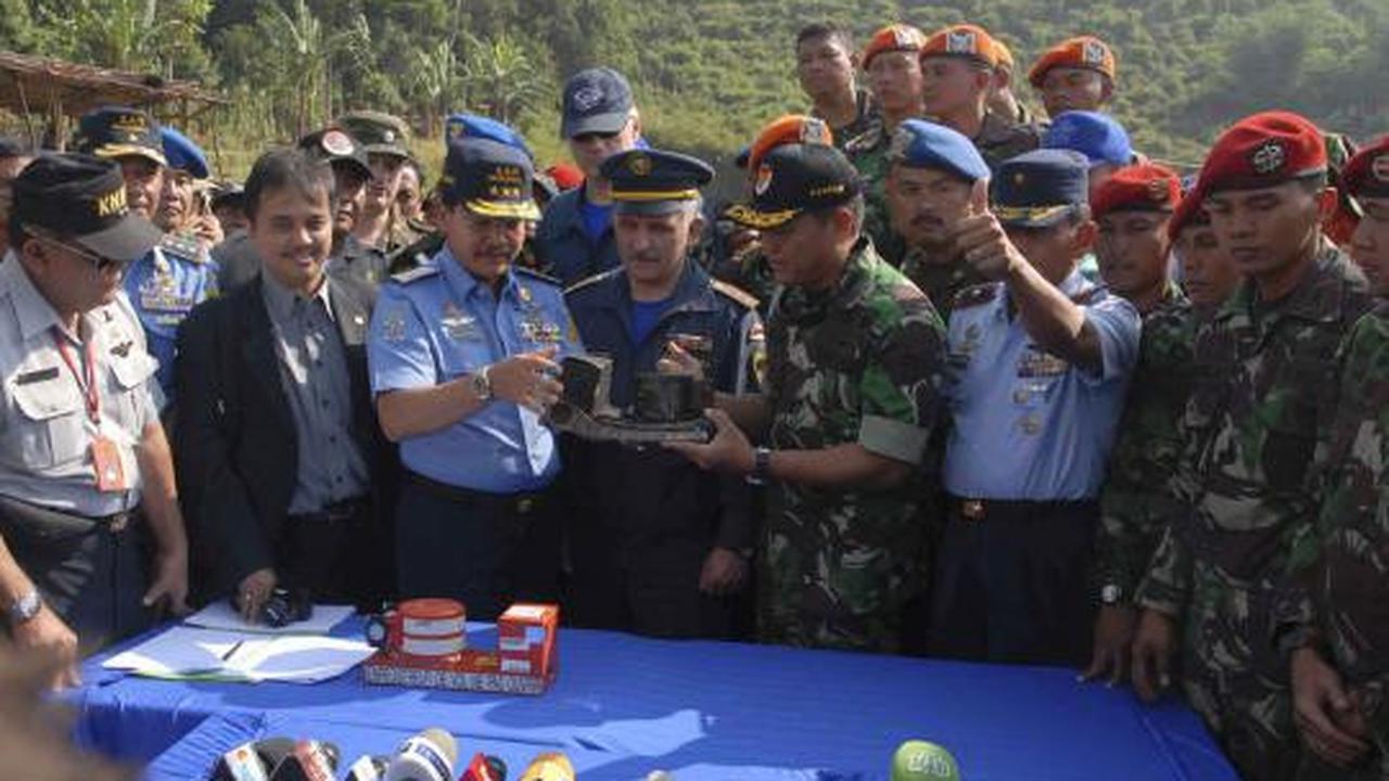 Koordinator Tim SAR gabungan Kolonel Infantri AM Putranto  kanan  meny 