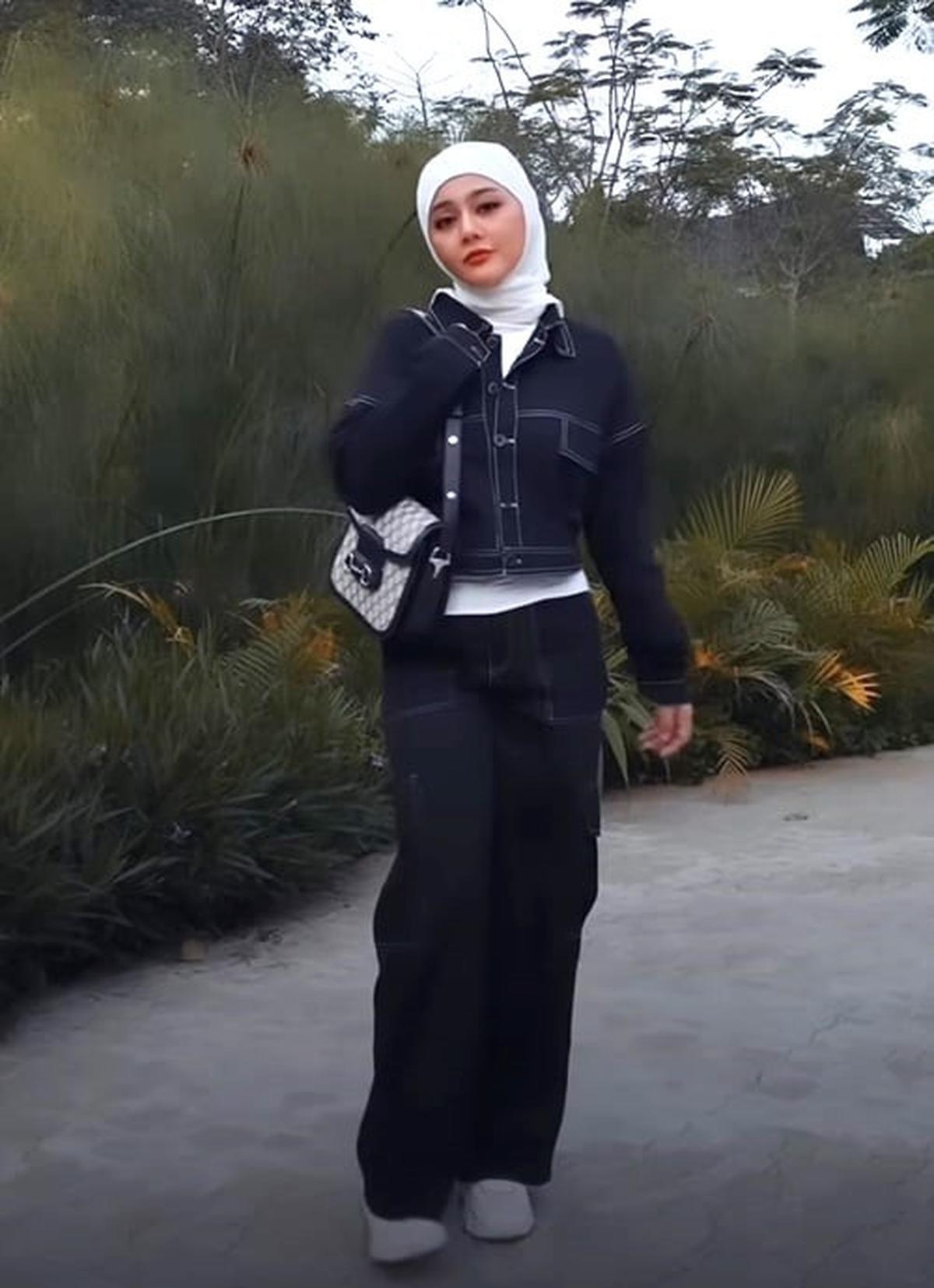 Tetap Tampil Modis Dengan Berhijab