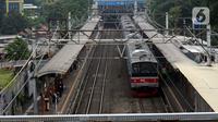 Sebanyak 29 unit rangkaian kereta rel listrik (KRL) wilayah Jakarta, Bogor, Depok, Tangerang, dan Bekasi (Jabodetabek) yang akan berhenti beroperasi periode 2023-2024, berpotensi menganggu layanan transportasi publik di masyarakat. (Liputan6.com/Johan Tallo)