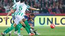 Hasil imbang ini membuat Blaugrana tetap memimpin klasemen Liga Spanyol dengan 67 poin, empat poin di atas Madrid. Sementara Betis di urutan lima dengan 48 poin. (AP Photo/Joan Monfort)