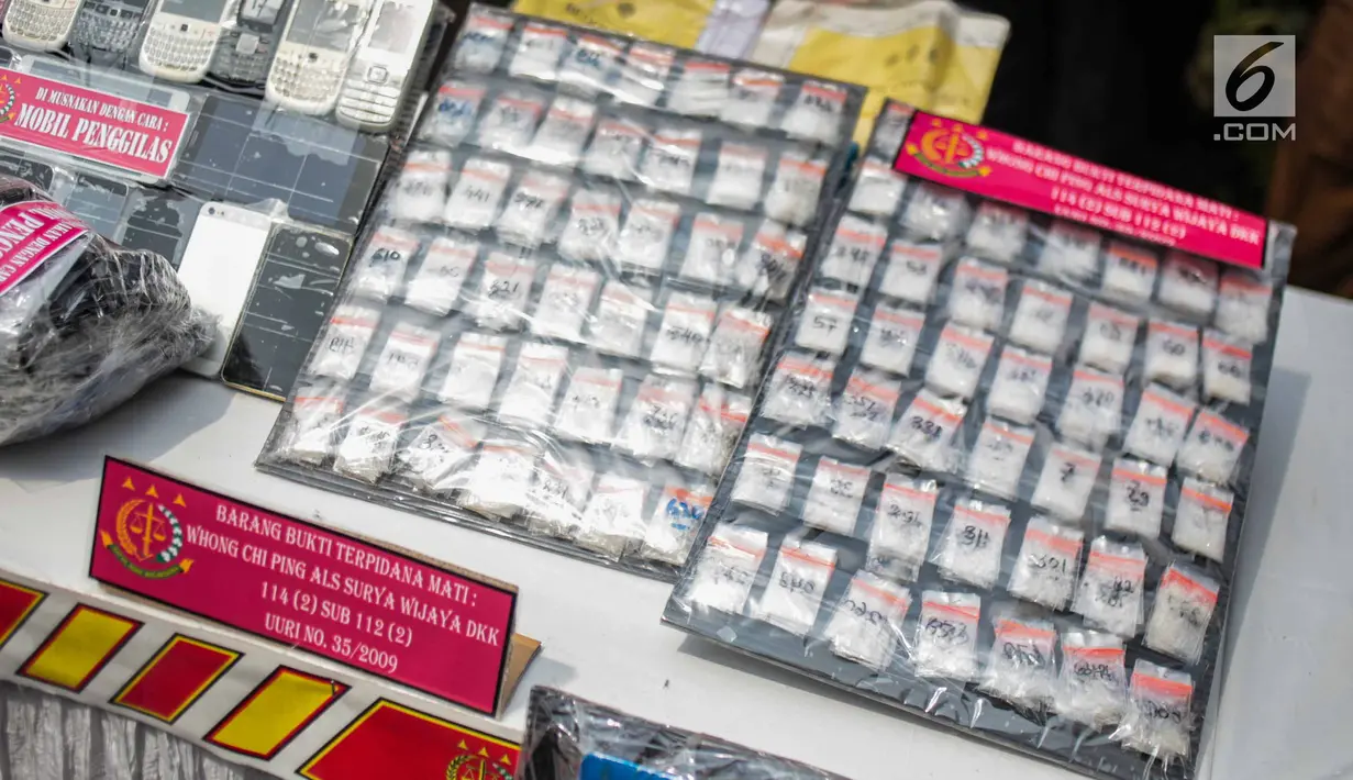 Barang bukti psikotropika sebelum pemusnahan di Kejaksaan Negeri Jakarta Barat, Selasa (11/12). Kejari Jakarta Barat memusnahkan barbuk tindak pidana umum berupa senjata Api, psikotropika, makanan, obat-obatan dan kosmetika. (Liputan6.com/Faizal Fanani)