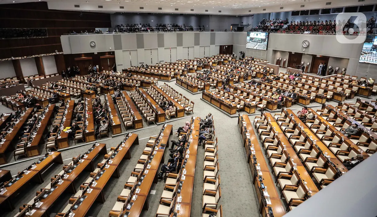 Puan merinci beberapa capaian dewan dalam masa kerja tahun 2022-2023, termasuk dalam fungsi legislasi di mana DPR telah sukses menyelesaikan 23 Rancangan Undang Undang yang telah disahkan menjadi undang-undang. (Liputan6.com/Faizal Fanani)