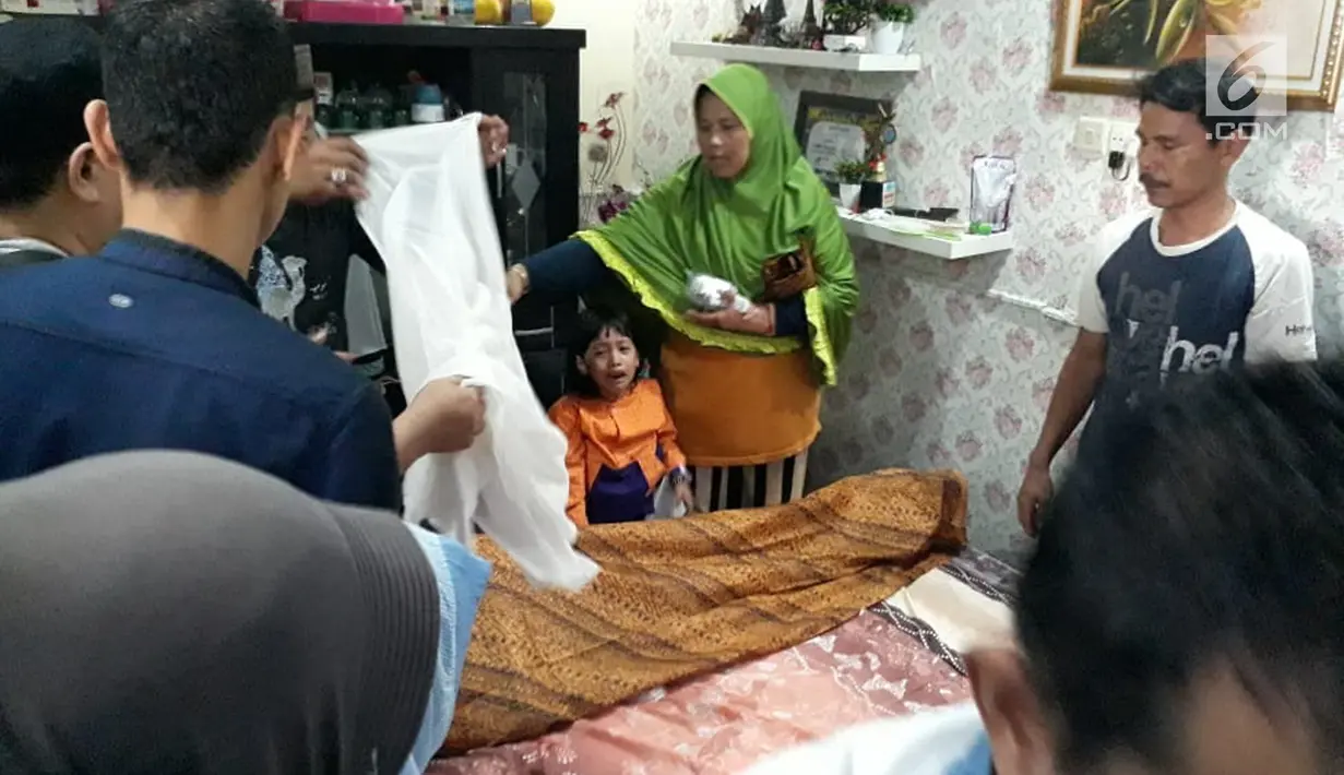 Suasana rumah duka korban dalam kecelakaan maut Karawaci antara truk pengangkut tanah dengan mobil penumpang di kawasan Cibodas Sari, Kota Tangerang, Kamis (1/8/2019). Seperti diketahui, akibat dudga sopir mengantuk, truk bermuatan tanah oleng dan menimpa minibus. (Liputan6.com/Pramita Tristiawati)