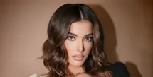 Dalam potret teranyar yang diunggah di Instagram, sang beauty influencer tampil dengan gaya Vanilla Smoke Balayage, hasil karya penata rambut profesional yang meracik warna ini secara eksklusif untuk Tasya. [@tasyafarasya].