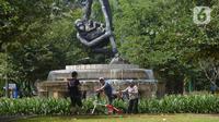 Pengunjung bersepeda di Taman Marga Satwa Ragunan, Jakarta  Sabtu (13//3/2021). Pengunjung dibolehkan masuk Taman Marga Satwa Ragunan dengan kapasitas 50 persen dari kapasitas normal. (merdeka.com/Imam Buhori)