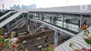 Calon penumpang saat melintasi jembatan penghubung di Stasiun Tanah Abang, Jakarta, Selasa (2/5/2023). (merdeka.com/Iqbal S. Nugroho)