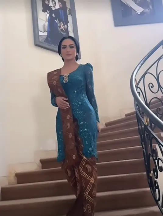 Kebaya modern ini dipadukan dengan kain Batik cokelat muda sebagai bawahan dan selendang. [@krisdayantilemos]