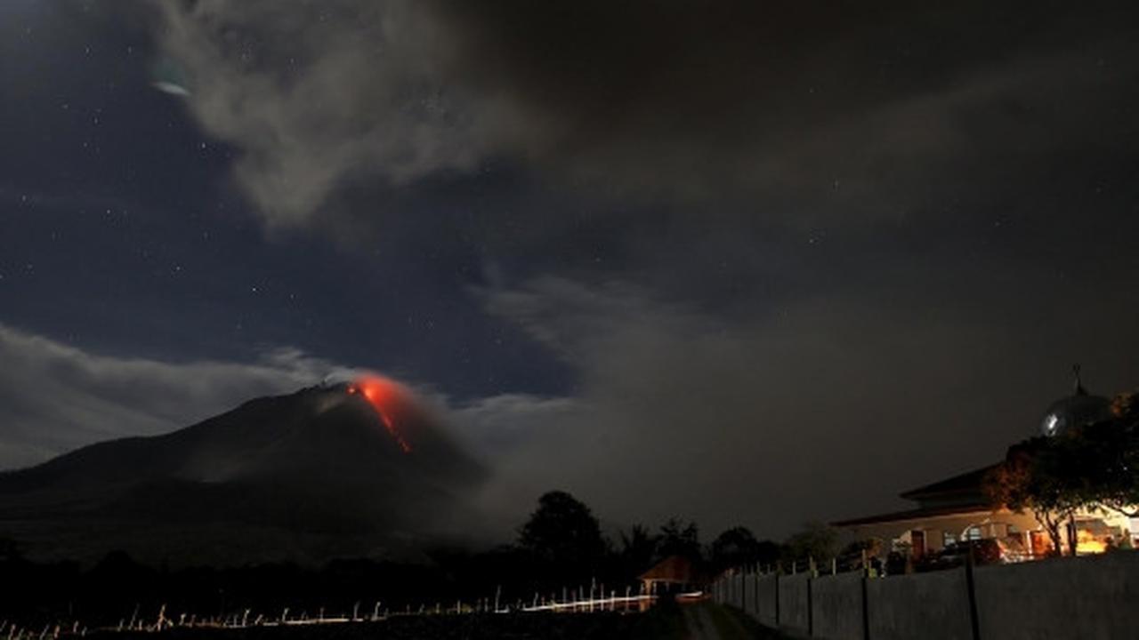 Muntahan lava pijar Gunung Sinabung ancam warga Karo