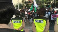 Suasana Demo Mahasiswa yang dilakukan di depan Kantor Pemerintah Provinsi Jawa tengah, (foto : Titoisnau)