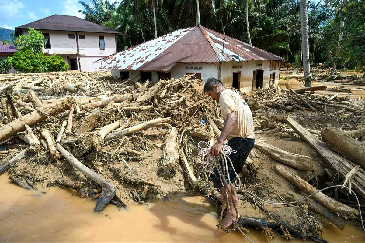 FOTO: Potret Kayu Gelondongan Hancurkan Rumah dan Fasilitas Warga