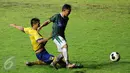 Bek Cilegon Utd, Gusripen Affandi (kiri) mencoba menahan pergerakan pemain Persebaya, Rendi Irawan saat laga penyisihan Dirgantara Cup 2017 di Stadion Maguwoharjo, Sleman, Sabtu (4/3). Cilegon unggul 2-1. (Liputan6.com/Helmi Fithriansyah)