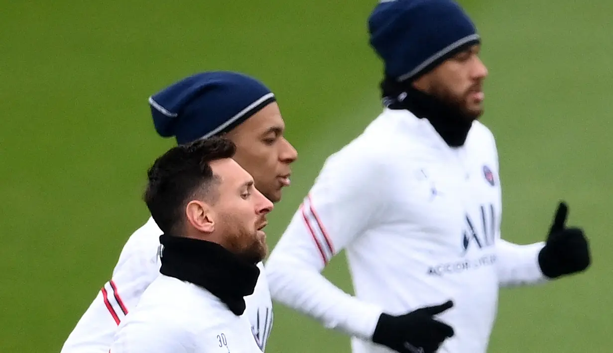 Dalam program terbaru, Jumat (18/11/2021), Ramos juga tampak melakoni latihan dengan ceria bersama Messi, Mbappe, Neymar dan sejumlah pemain lain PSG.  (AFP/Franck Fife)