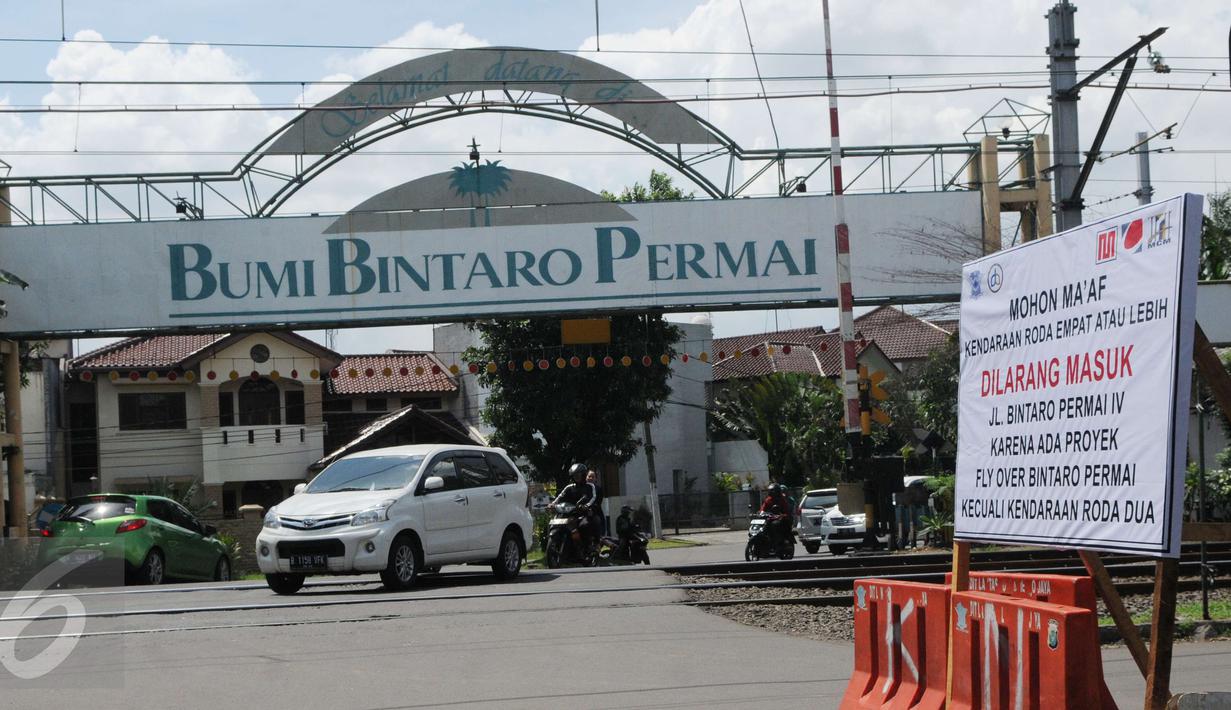 Sejumlah kendaraan melintasi perlintasan kereta api di kawasan Bintaro, Jakarta, Minggu (19/3). Per 1 April arus lalu lintas akan dialihkan karena ada proyek pembangunan fly over Binatro. (Liputan6.com/Helmi Afandi)