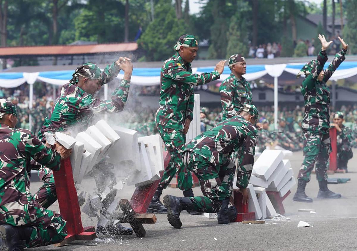FOTO: Momen Akrab  Kasad Maruli Simanjuntak Kenakan Topi Berpuncak kepada Seorang Anak