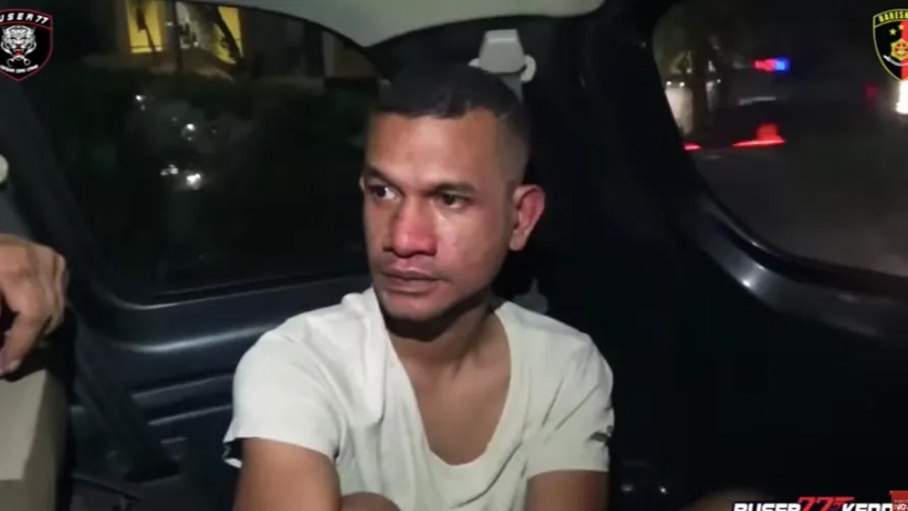 “Ini kamu ngisep ini?” tanya Polisi sambil memegang sabu di dalam bungkus plastik.