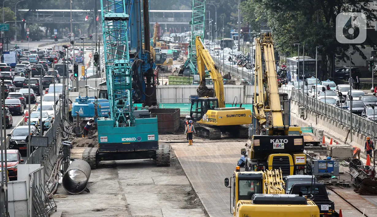 Suasana saat para pekerja menyelesaikan proyek Moda Raya Terpadu (MRT) Fase II di Jalan MH Thamrin, Jakarta, Selasa (19/7/2022). Proyek MRT Jakarta Fase 2 CP 201 rute Stasiun Thamrin-Stasiun Monas telah mencapai 40,25 persen. (Liputan6.com/Faizal Fanani)