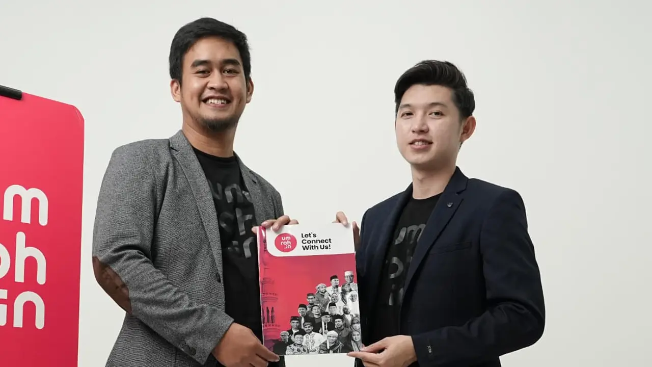 Ryan Dirgantara, CEO Umroh.in (kiri) bersalaman dengan Koh Dennis (kanan) dalam rangka kerjasama Umroh Tokoh. (Liputan6.com)