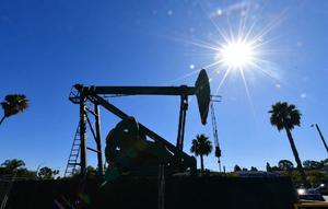 Ilustrasi Harga Minyak Dunia Hari Ini. Foto: AFP