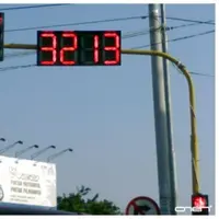 Gara-gara lampu merah kelamaan, daripada bosan pengendara motor ini joget-joget di jalan. Kelakuannya bikin netizen ngakak abis!
