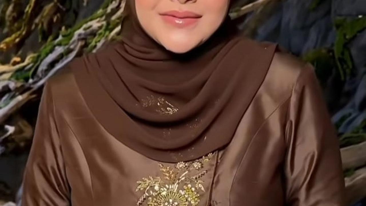 Dalam penampilannya, Aurel Hermansyah memilih hijab dengan model yang tidak terlalu ribet. Namun, tatanan hijabnya yang rapi dan jali memberikan kesan yang sangat berkelas.<br>
