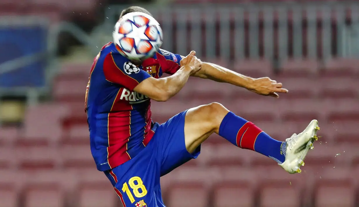 Bek Barcelona, Jordi Alba, menyundul bola saat melawan Dynamo Kiev pada laga Liga Champions di Stadion Camp Nou, Kamis (5/11/2020). Barcelona menang dengan skor 2-1. (AP/Joan Monfort)