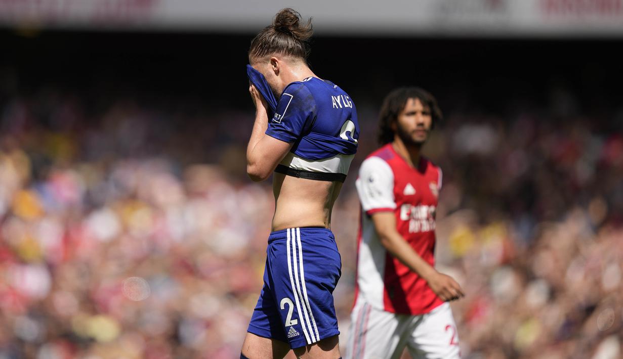 <p>Unggul dua gol, Arsenal makin di atas angin saat tim tamu harus kehilangan Luke Ayling yang diusir wasit pada menit ke-27. (AP/Frank Augstein)</p>