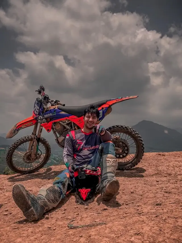 7 Potret Ammar Zoni Main Trail di Perbukitan Ini Menantang