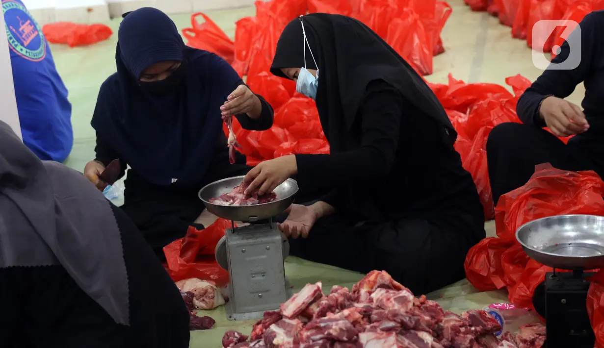 Panitia menimbang  daging hewan kurban di Masjid Daarul Falah, Jakarta Selatan, Selasa (20/7/2021). Umat muslim seluruh dunia serempak merayakan Hari Raya Idul Adha yang ditandai dengan pemotongan hewan kurban sehari setelah jemaah haji wukuf di Padang Arafah. (Liputan6.com/Angga Yuniar)