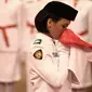 Anggota paskibraka 2016 mencium bendera merah putih saat Upacara Pengukuhan Paskibraka di Jakarta, Senin (15/8). Sebanyak 68 paskibraka dikukuhkan oleh Presiden yang telah melewati seleksi dari seluruh daerah di Indonesia. (Liputan6.com/Faizal Fanani)