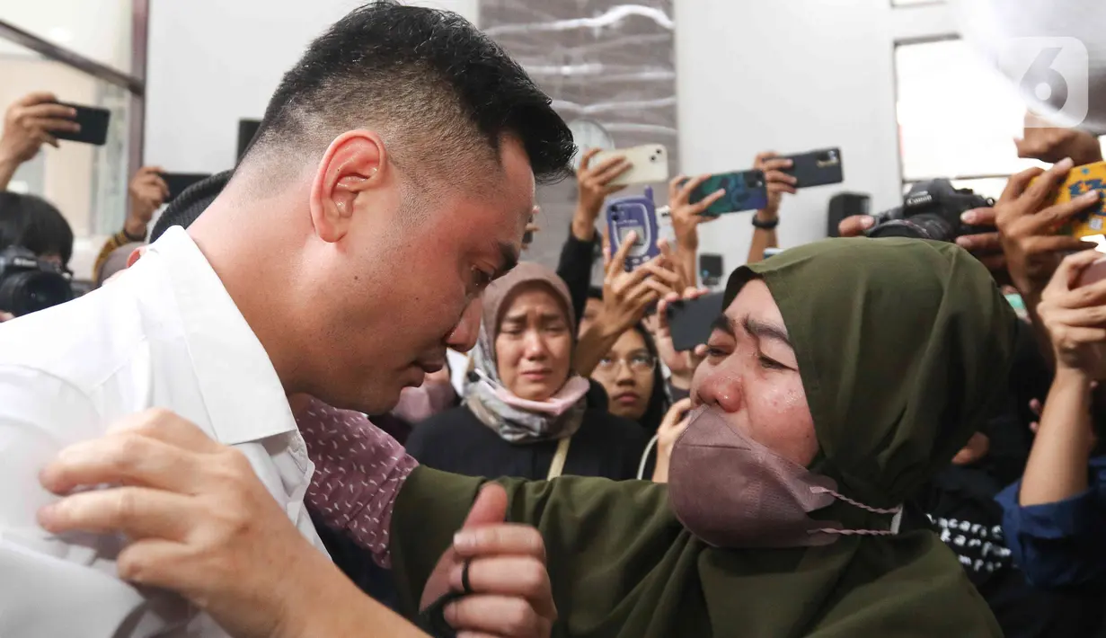 Reaksi keluarga  terdakwa kasus dugaan perintangan penyidikan pada kasus pembunuhan Brigadir Yosua, Irfan Widyanto usai sidang putusan di Pengadilan Negeri Jakarta Selatan, Jumat (24/2/2023).  Polisi yang berpangkat AKP ini disebut majelis hakim menuruti perintah Ferdy Sambo yang saat itu menjabat Kadiv Propam Polri untuk menutupi penyebab kematian Brigadir J. (Liputan6.com/Herman Zakharia)