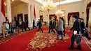 Delegasi Republik Rakyat Tiongkok (RRT) menemui Presiden Joko Widodo di Istana Merdeka, Jakarta, Selasa (3/2/2015).  Tampak, sejumlah perwakilan delegasi Republik Rakyat Tiongkok (RRT) saat tiba di dalam Istana Merdeka. (Liputan6.com/Faizal Fanani)