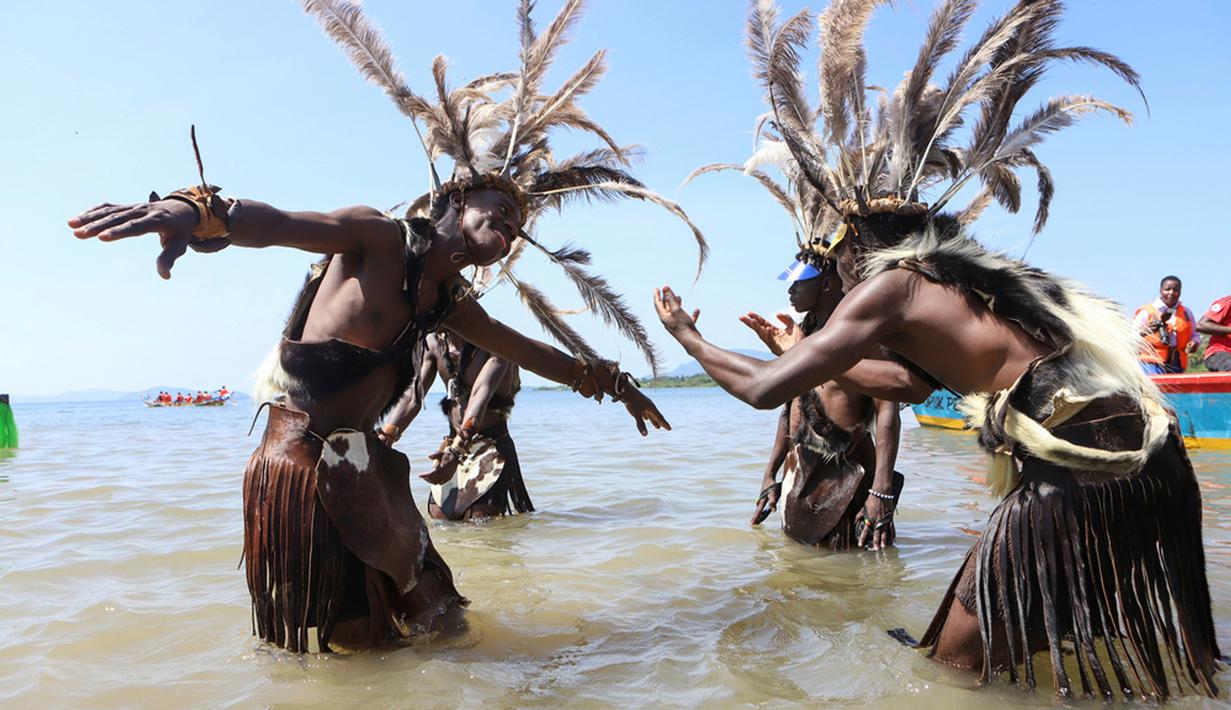 Festival Rusinga adalah festival jenis campuran. Festival ini menggabungkan lebih dari satu item perayaan dengan musik, kegiatan olahraga budaya, seni dan makanan dari masakan tradisional Suba menjadi fitur utama Festival Budaya Rusinga. (AP Photo)