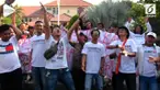 Sebagian warga di Kabupaten Cirebon malah menyambut baik penangkapan bupatinya oleh KPK. Mereka malah gelar orasi dan nyawer dengan uang koin.