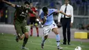 Penyerang Lazio, Jony Rodriguez, berebut bola dengan gelandang Cagliari, Paolo Farago, pada laga lanjutan Serie A pekan ke-35 di Stadio Olimpico, Jumat (24/7/2020) dini hari WIB. Lazio menang 2-1 atas Cagliari.(AFP/Filippo Monteforte)