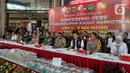 Ditresnarkoba Polda Metro Jaya melakukan pengungkapan serta penangkapan terhadap tersangka kasus peredaran gelap narkotika jaringan internasional Malaysia, Riau dan Jakarta. (Liputan6.com/Herman Zakharia)