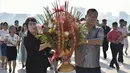 Peringatan 76 tahun berdirinya Korea Utara juga diisi dengan mengunjungi patung mendiang pemimpin Korea Utara Kim Il Sung dan Kim Jong Il di Bukit Mansu, Pyongyang pada 9 September 2024. (KIM Won Jin/AFP)