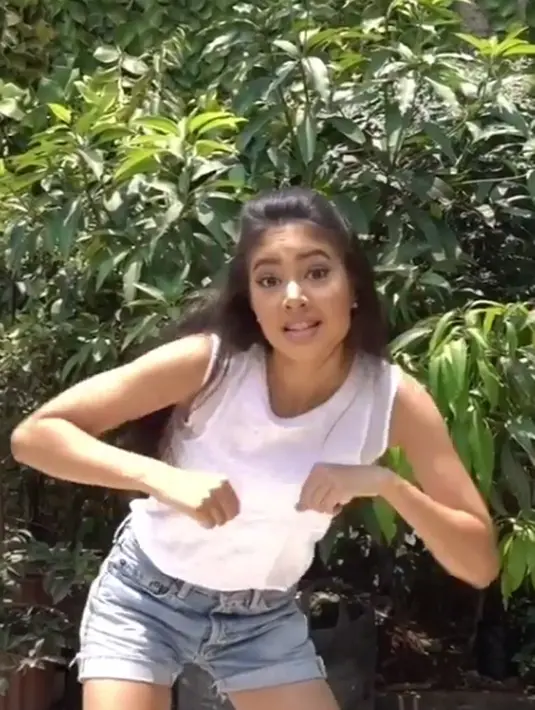 Melakukan Jomblo Dance, Aurelie begitu bersemangat. Dengan lincah, ia meliukan tubuhnya yang ramping mengikuti alunan musik dari Jomblo Dance itu sendiri. (Instagram/aurelieowreally)