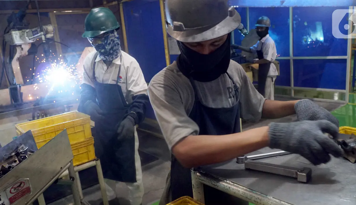 Pekerja memproduksi produk di PT Rahmat Perdana Adhimetal di Cikarang, Jabar, Senin (11/1/2019). Dukungan Astra Ventura untuk Industri Kecil Menengah (IKM) diharapkan dapat bersaing secara kompetitif di tengah disrupsi teknologi dan menjadi connecting dari para stakeholder. (Liputan6.com/HO/Eko)