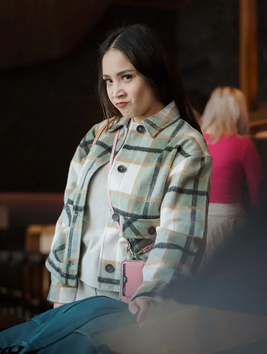 Potret gemas Nagita Slavina dibalut inner abu-abu yang ditumpuknya mengenakan flanel jacket bernuansa hijau. [Foto: Instagram/raffinagita1717]