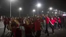 Ribuan Penari menari bersama untuk memecahkan rekor dunia untuk peserta terbanyak menari " rueda de casino " di Havana, Kuba, (25/11). Tarian ini dilakukan secara berpasang - pasangan. (REUTERS/Alexandre Meneghini)