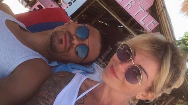 Pacar Eks Kiper Juventus Asyik Berjemur di Lombok