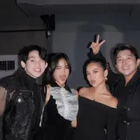 Fuji An menyalurkan gaya edgy dan feminine lewat padu padan velvet sleeveless dress with collar and ruffle. Penampilannya dilengkapi dengan sepatu boots dan shoulder bag Celine. [@fuji_an].