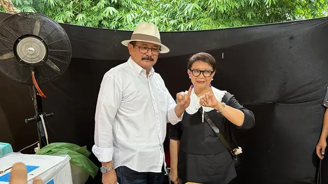 Retno Marsudi dan suami, Agus Marsudi, usai melakukan pencoblosan dalam Pemilu 2024 di TPS 156, terletak di dekat kediamannya di Pesona Khayangan, Depok, Jawa Barat, Rabu (14/2/2024).